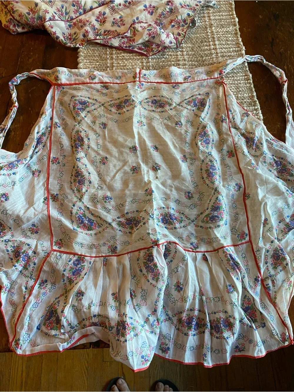 Lot of 4 vintage aprons - Picture 2 of 5